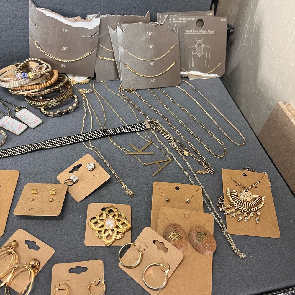Mystery bundle 10 pieces Gold-Tone jewelry